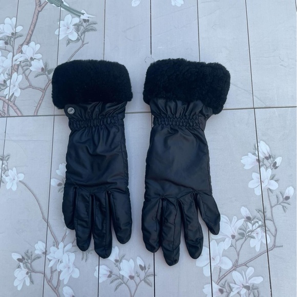 Ugg gloves - Picture 1 of 4